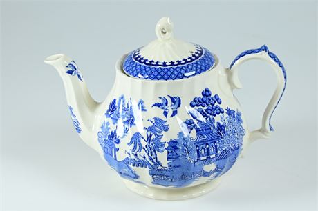 Vintage Sadler Blue Willow Teapot