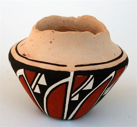 Small pot by Leon Nastacio